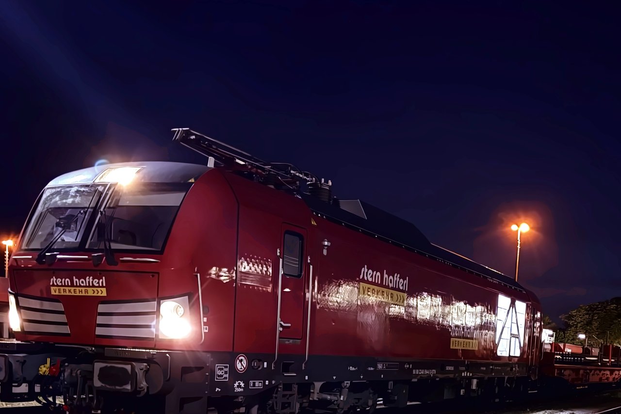 Elektrolok im Güterverkehr nachts im Bahnhof