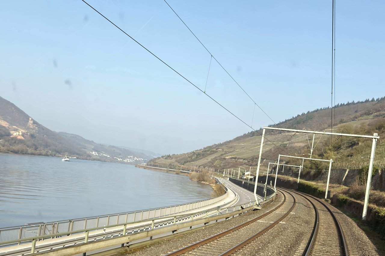 Blick aus dem Führerstand auf Gleis und Flusstal